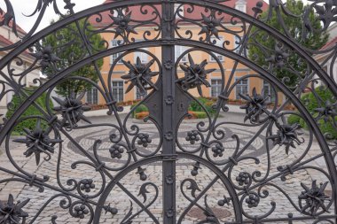 eski tasarım demir kapı detayları