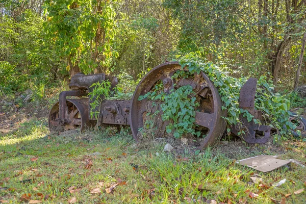 Σκουριασμένη μηχανή στο δάσος — Φωτογραφία Αρχείου
