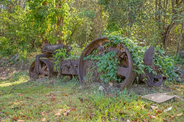 森でさびたマシン — ストック写真