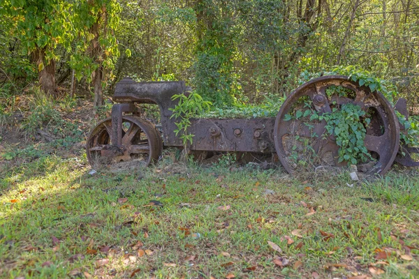 森でさびたマシン — ストック写真