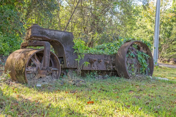 Máquina oxidada en el bosque — Foto de Stock