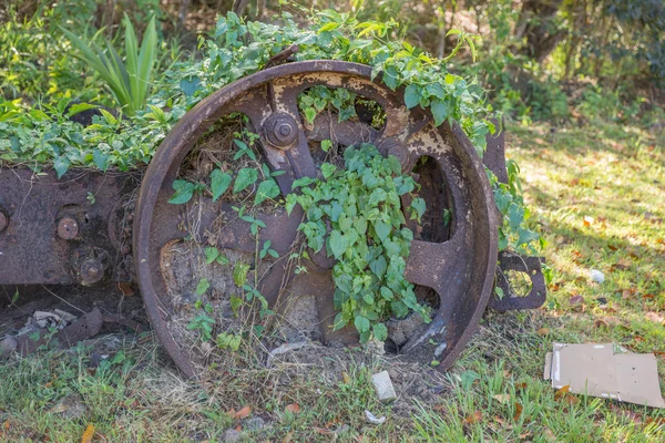 森でさびたマシン — ストック写真