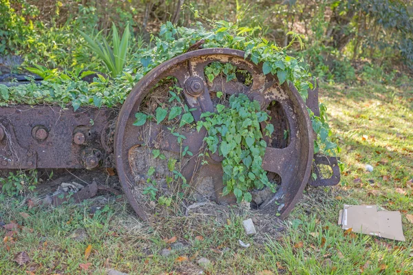 森でさびたマシン — ストック写真