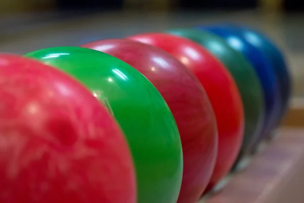 Bolas de bolos en el centro de bolos — Foto de Stock