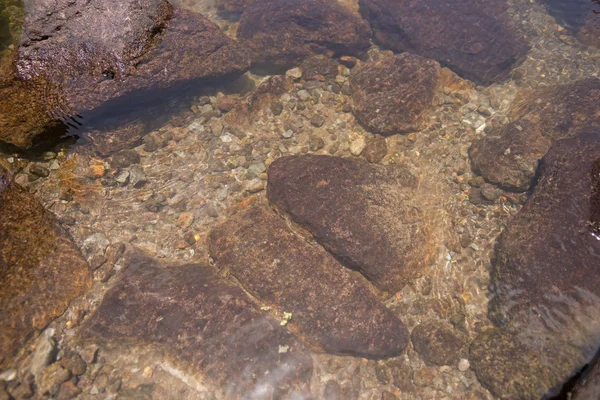 Eau claire dans le lac de montagne — Photo