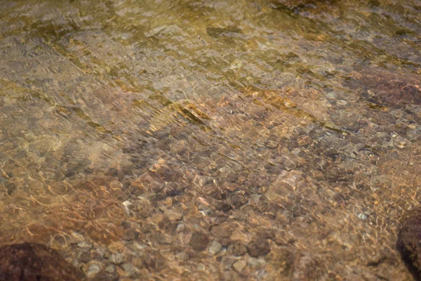 Agua clara en el lago de montaña — Foto de Stock