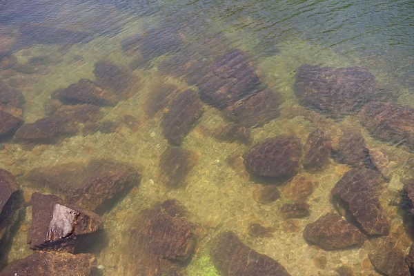 清澈的水在山湖 — 图库照片