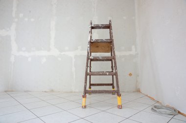 Bir merdiven ayakta odasında