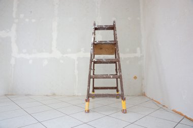 Bir merdiven ayakta odasında