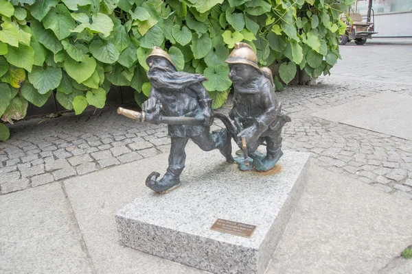 Estatua de gnomo en labranza, Polonia — Foto de Stock