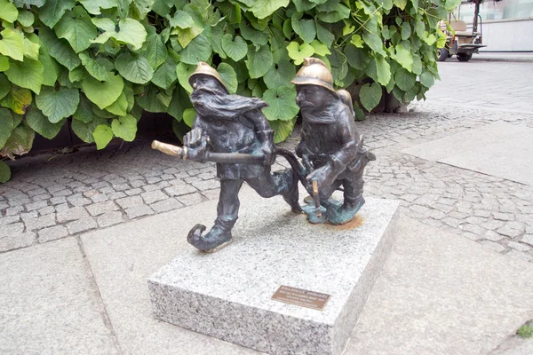 Estatua de gnomo en labranza, Polonia — Foto de Stock