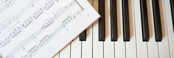 Teclado piano e livro de música — Fotografia de Stock