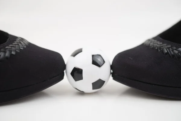 Piłki nożnej i wysokie obcasy — Zdjęcie stockowe