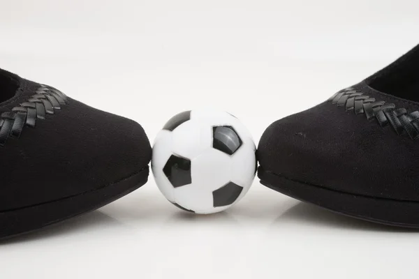 Balón de fútbol y tacones altos — Foto de Stock