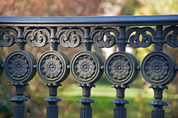 Bir korkuluk demir süsler