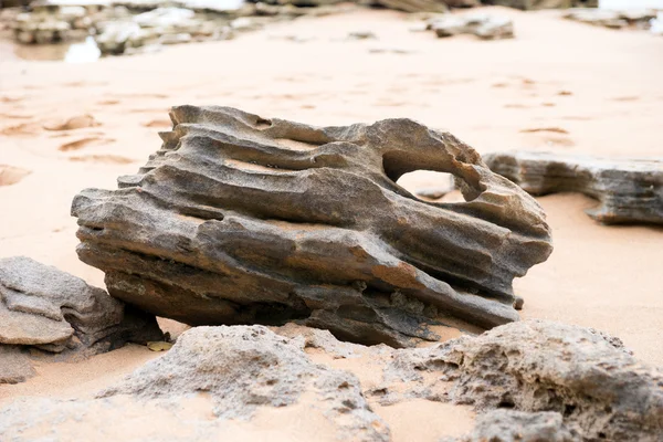 Piedras en una playa de arena en el Caribe —  Fotos de Stock