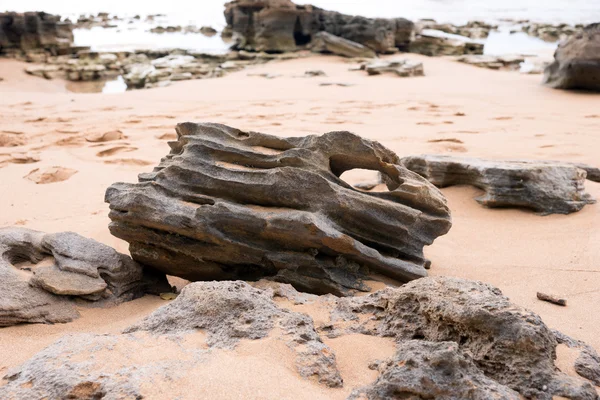 Stenen op een zandstrand in het Caribisch gebied — Stockfoto