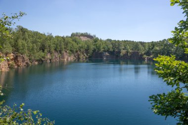 Eski bir taş ocağı sitesinde göl