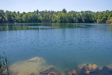 Eski bir taş ocağı sitesinde göl