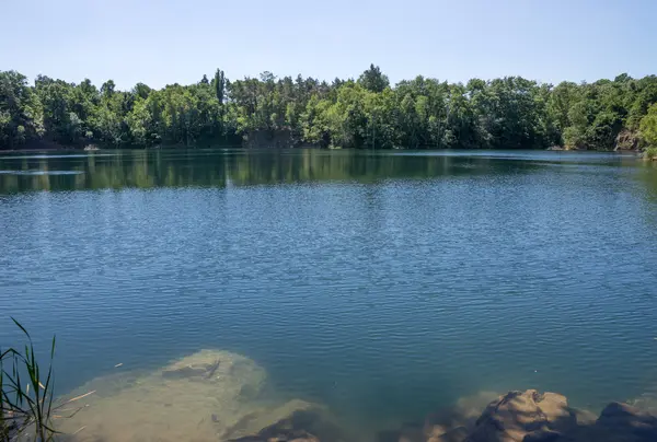 Lake op de site van een oude steengroeve — Stockfoto