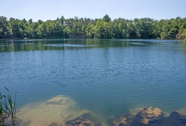 Lago en el sitio de una antigua cantera — Foto de Stock