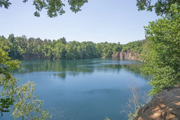 Lago en el sitio de una antigua cantera — Foto de Stock