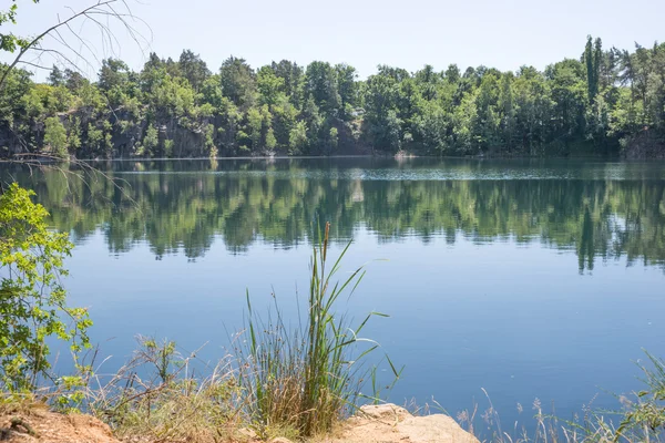 Lago en el sitio de una antigua cantera — Foto de Stock