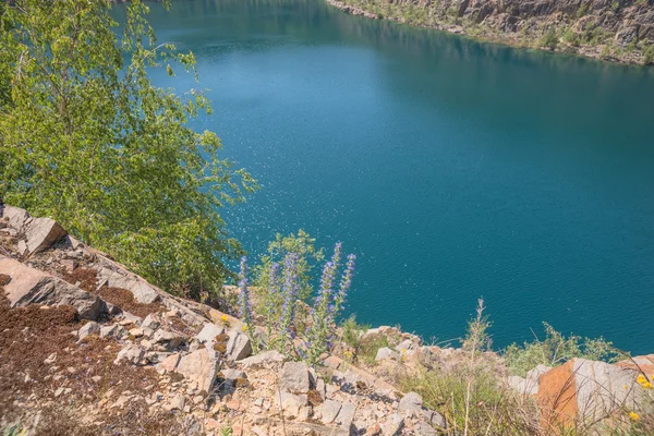 Lago sul sito di una vecchia cava — Foto Stock