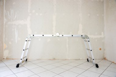 Metal merdiven ayakta odasında