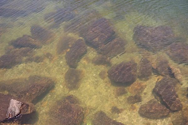 Eau claire dans le lac de montagne — Photo