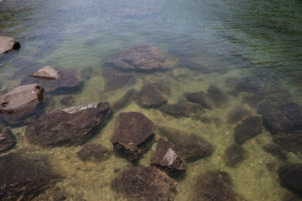 Čistá voda v horské jezero — Stock fotografie