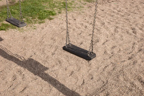 Balançoire vide sur aire de jeux pour enfants — Photo