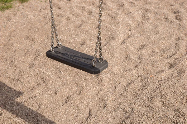 Leere Schaukel auf Kinderspielplatz — Stockfoto