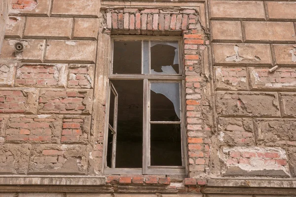 Oude bakstenen muur met venster ruïneren — Stockfoto