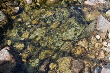 Kristal berraklığında su taşları ile