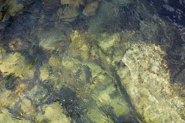 Agua cristalina con piedras — Foto de Stock