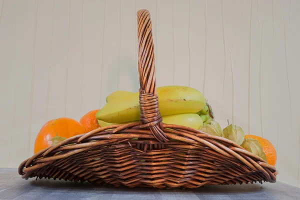 Frutas frescas em uma cesta — Fotografia de Stock