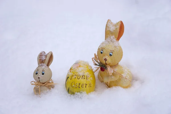 Décoration de Pâques dans la neige — Photo