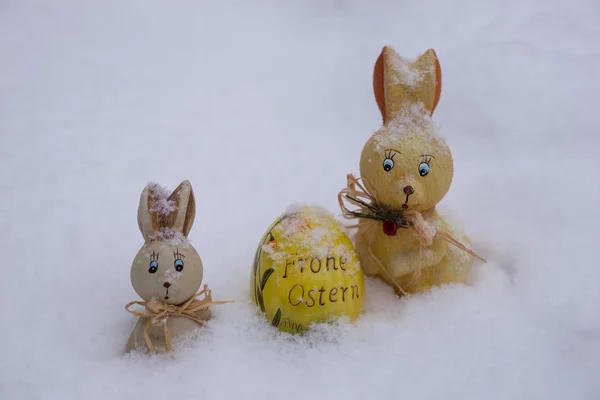 雪の中でイースター装飾 — ストック写真