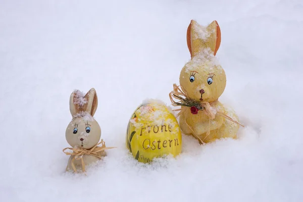 Decoração de Páscoa na neve — Fotografia de Stock