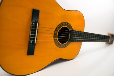 beyaz arkaplanda izole edilmiş akustik gitar
