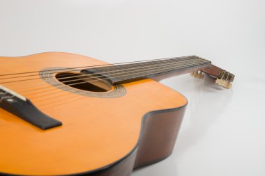 beyaz arkaplanda izole edilmiş akustik gitar