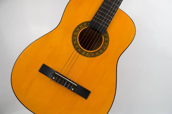 Guitarra acústica aislada sobre fondo blanco — Foto de Stock