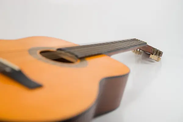 Акустична гітара ізольована на білому фоні — стокове фото