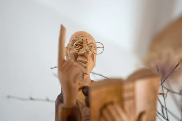 Hout sculpture, oude man met bril — Stockfoto