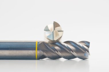 Gümüş ve altın son değirmen kesici izole