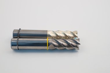 Gümüş ve altın son değirmen kesici izole