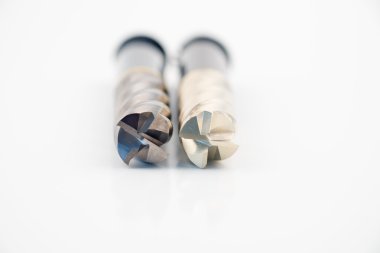 Gümüş ve altın son değirmen kesici izole