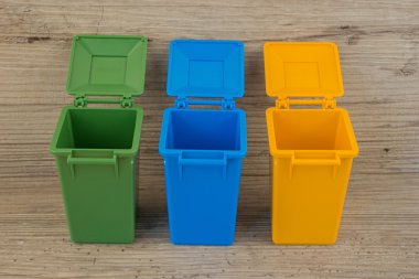 Geri dönüşüm çöp kutularını kümesi