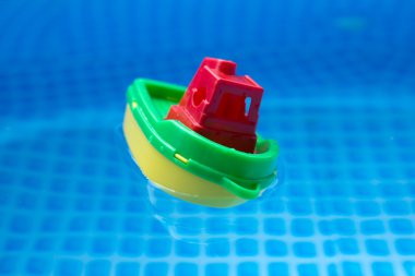Küçük plastik oyuncak tekne bir yüzme havuzunda